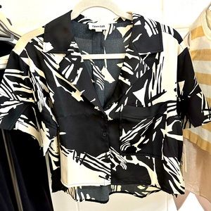 NWT Open Edit black + white tropical print cropped camp shirt in x-small